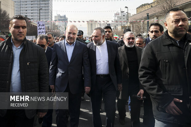 حضور رئیس مجلس در راهپیمایی ۲۲ بهمن در شهر مشهد مقدس