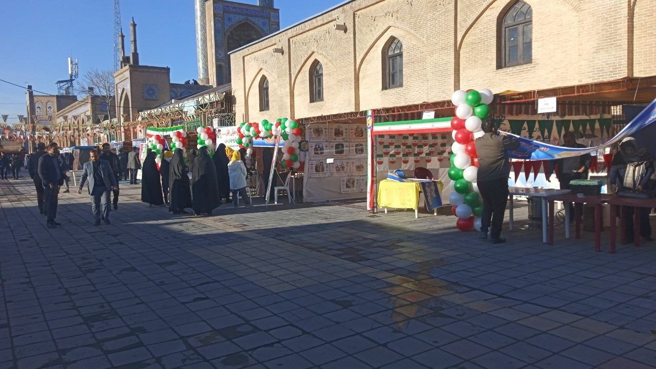 حال و هوای غرفههای فرهنگی و مسیر راهپیمایی پیش از آغاز مراسم