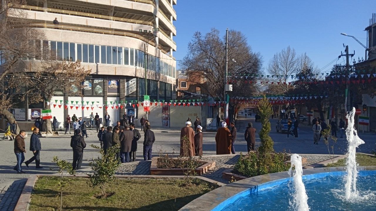 حال و هوای غرفههای فرهنگی و مسیر راهپیمایی پیش از آغاز مراسم