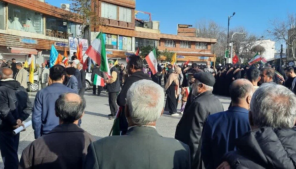 چند پلان از جشن انقلاب در مازندران/ رقبای انتخاباتی در صف ملت