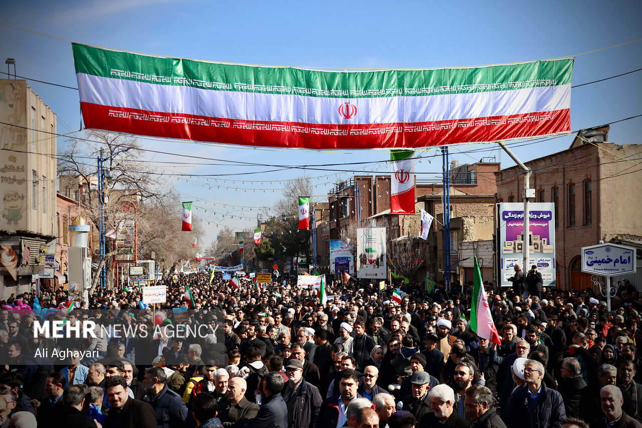 راهپیمایی ۲۲ بهمن امسال باشکوه‌تر از سال‌های گذشته برگزار شده است