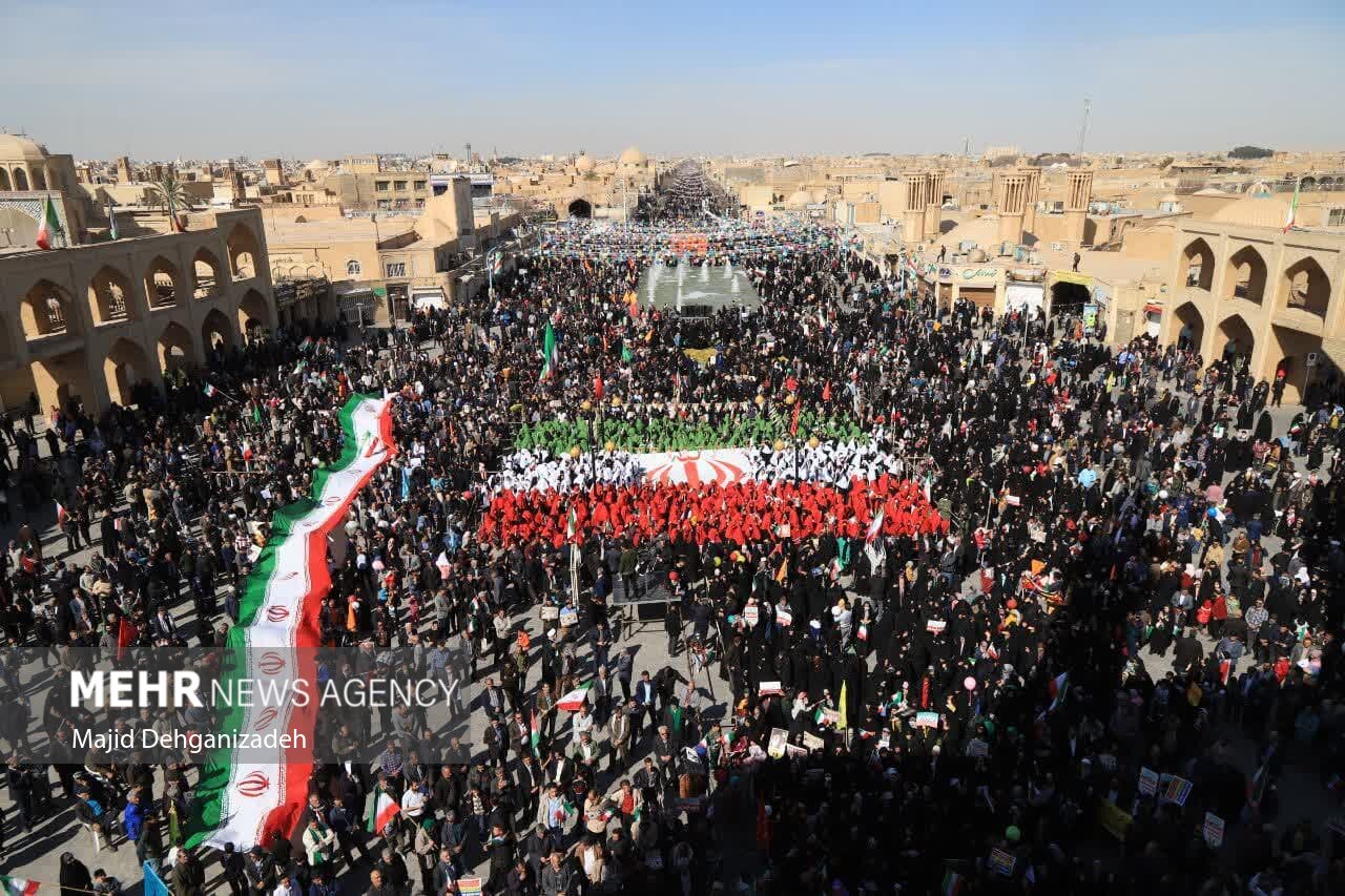 اجرای سرود ۱۳۵۷ نفری دانش آموزان یزد در جشن پیروزی انقلاب