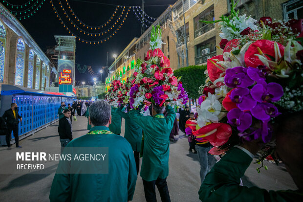 گل‌آرایی ضریح مطهر حضرت سیدالشهداء (ع)