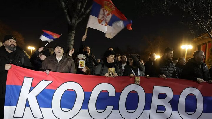 تظاهرات گسترده صرب‌های کوزوو بر سر حذف ارز رسمی