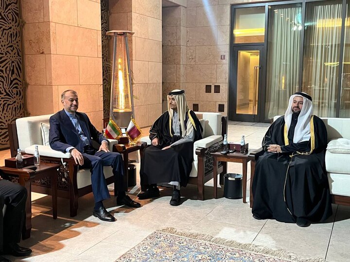 وزير الخارجية الإيراني يلتقي نظيره القطري في الدوحة 
