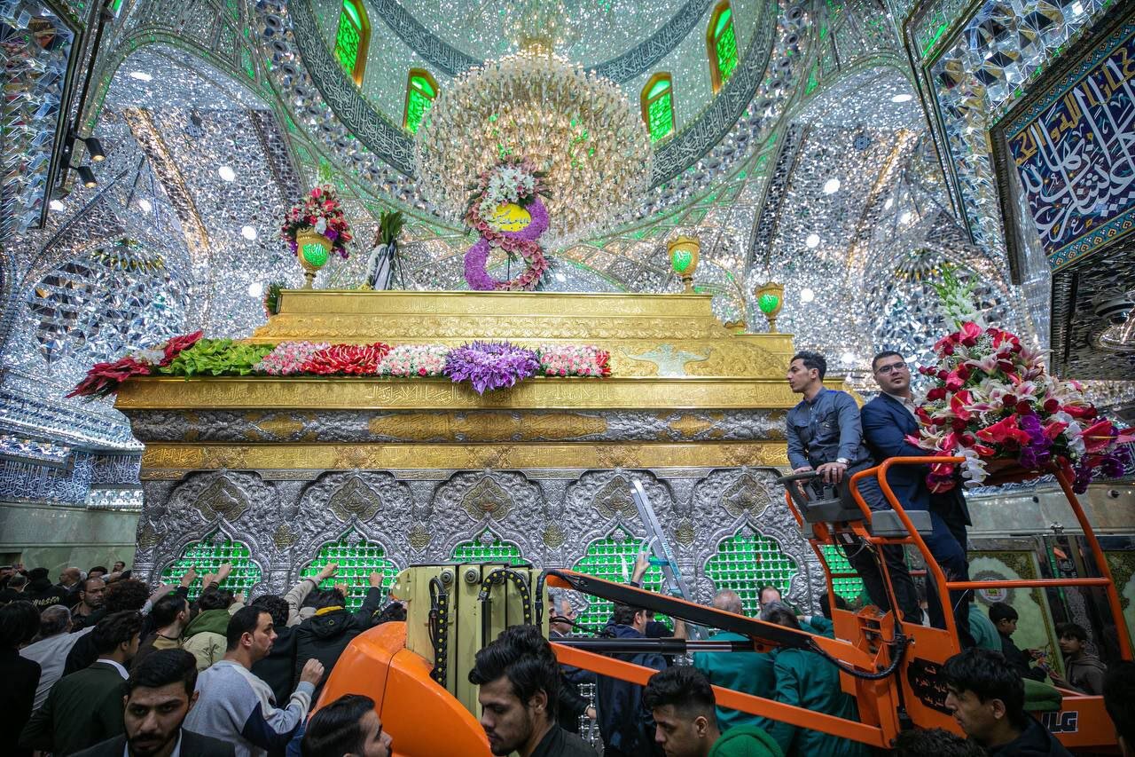 تزیین حرم مطهر امام حسین(ع) با هزاران شاخه گل/تصاویر