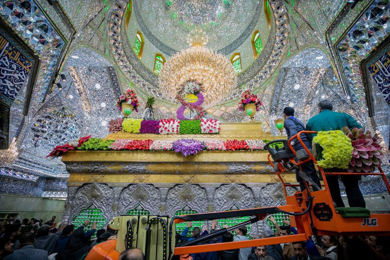 تزیین حرم مطهر امام حسین(ع) با هزاران شاخه گل/تصاویر