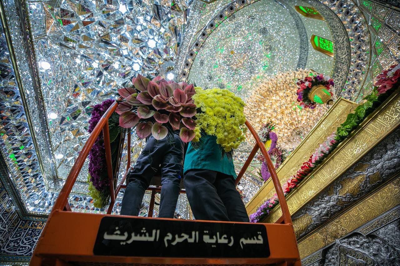 تزیین حرم مطهر امام حسین(ع) با هزاران شاخه گل/تصاویر