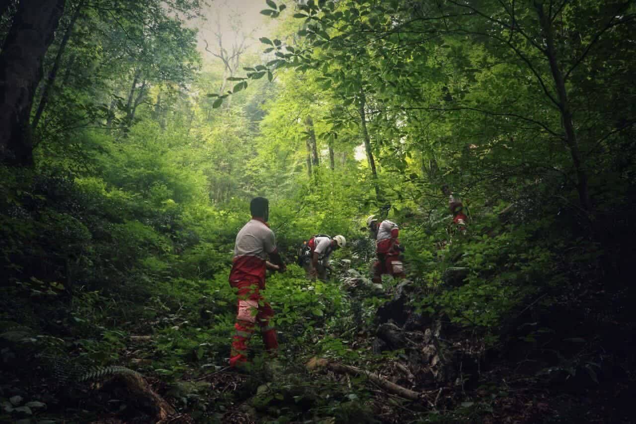 نجات یک مرد از شیب دره در کلاله با تلاش امدادگران هلال احمر
