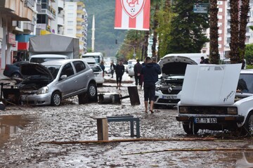 بارش شدید باران در آنتالیای ترکیه حمل‌ونقل عمومی را مختل کرد+ فیلم