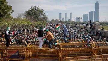 پلیس با گاز اشک‌آور به استقبال کشاورزان معترض هندی رفت