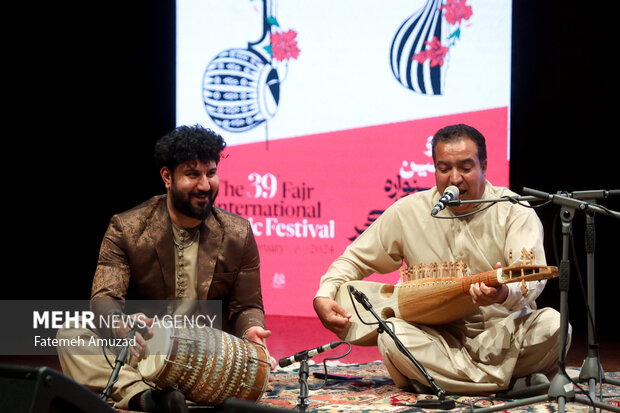 اجرای گروه موسیقی عندلیبان از افغانستان در نخستین شب سی و نهمین جشنواره موسیقی فجر