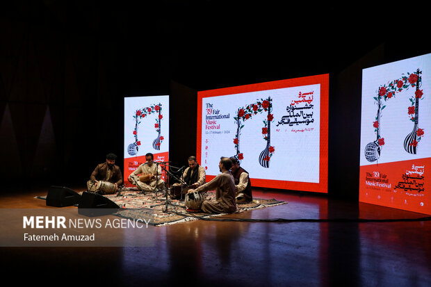 اجرای گروه موسیقی عندلیبان از افغانستان در نخستین شب سی و نهمین جشنواره موسیقی فجر