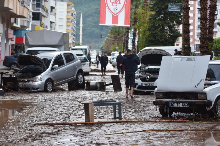 بارش شدید باران در آنتالیای ترکیه حمل‌ونقل عمومی را مختل کرد+فیلم