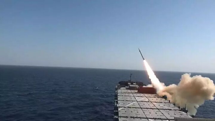  لأول مرة...إطلاق صاروخ باليستي من سفينة الشهيد "مهدوي" التابعة لحرس الثورة الاسلامية