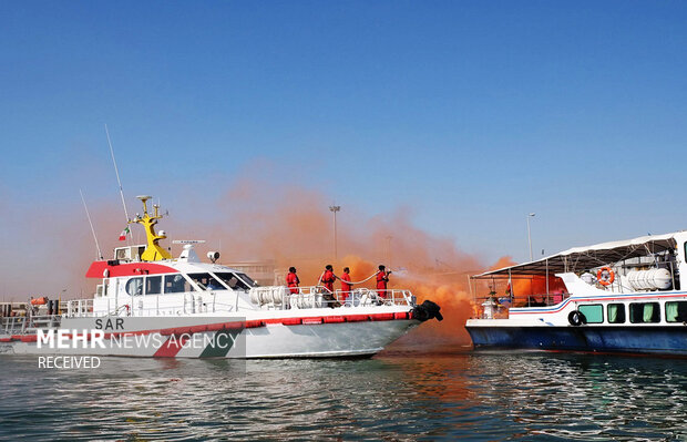 غرق قارب ركاب قبالة الخليج الفارسي ونجاة راكبيه
