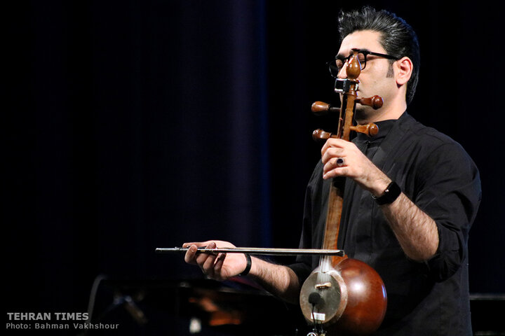 Hojat Ashrafzadeh sings at Vahdat Hall