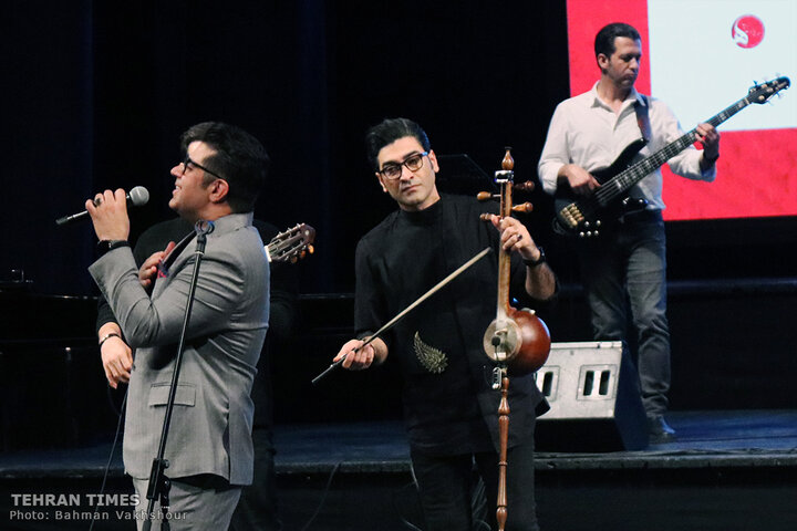 Hojat Ashrafzadeh sings at Vahdat Hall