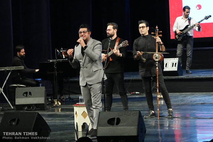 Hojat Ashrafzadeh sings at Vahdat Hall