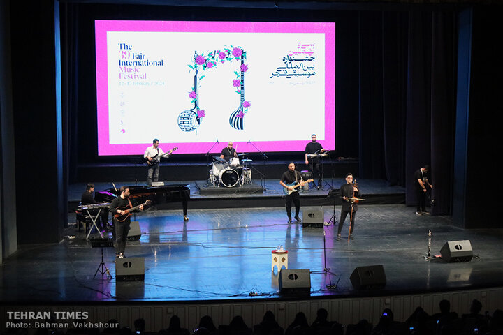 Hojat Ashrafzadeh sings at Vahdat Hall