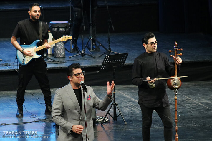 Hojat Ashrafzadeh sings at Vahdat Hall