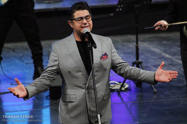 Hojat Ashrafzadeh sings at Vahdat Hall