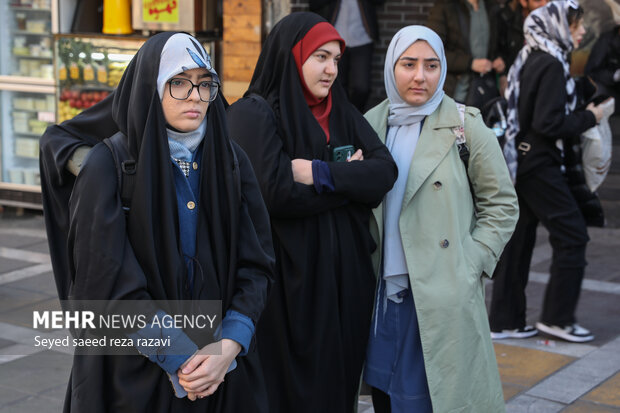 تریبون آزاد "صدای جمهور"، تریبون مردمی دانشجویان دانشگاه تهران پیرامون مشارکت در انتخابات مجلس بعدازظهر امروز ۲۵ بهمن ماه ۱۴۰۲ در میدان ولیعصر (عج) تهران برگزار شد