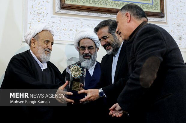 خطیب بودن همراه با علم و دانش از ویژگیهای شیخ حسین انصاریان است خطیب بودن همراه با علم و دانش از ویژگیهای شیخ حسین انصاریان است