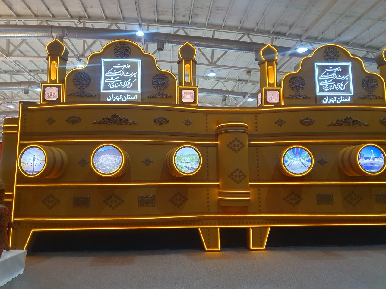 یک نمایشگاه شلوغ همراه بلاگرهاو مردم/صدای موسیقی و نشستهای تخصصی