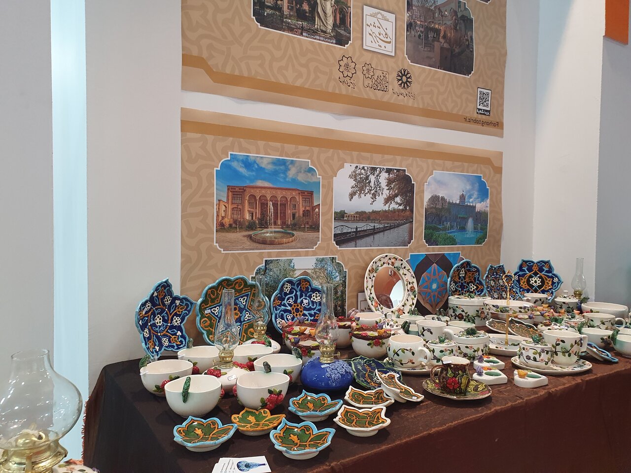 یک نمایشگاه شلوغ همراه بلاگرهاو مردم/صدای موسیقی و نشستهای تخصصی