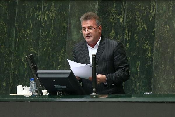 قرائت گزارش چالشهای تأمین و توزیع خوراک دام و طیور در صحن مجلس قرائت گزارش چالشهای تأمین و توزیع خوراک دام و طیور در صحن مجلس