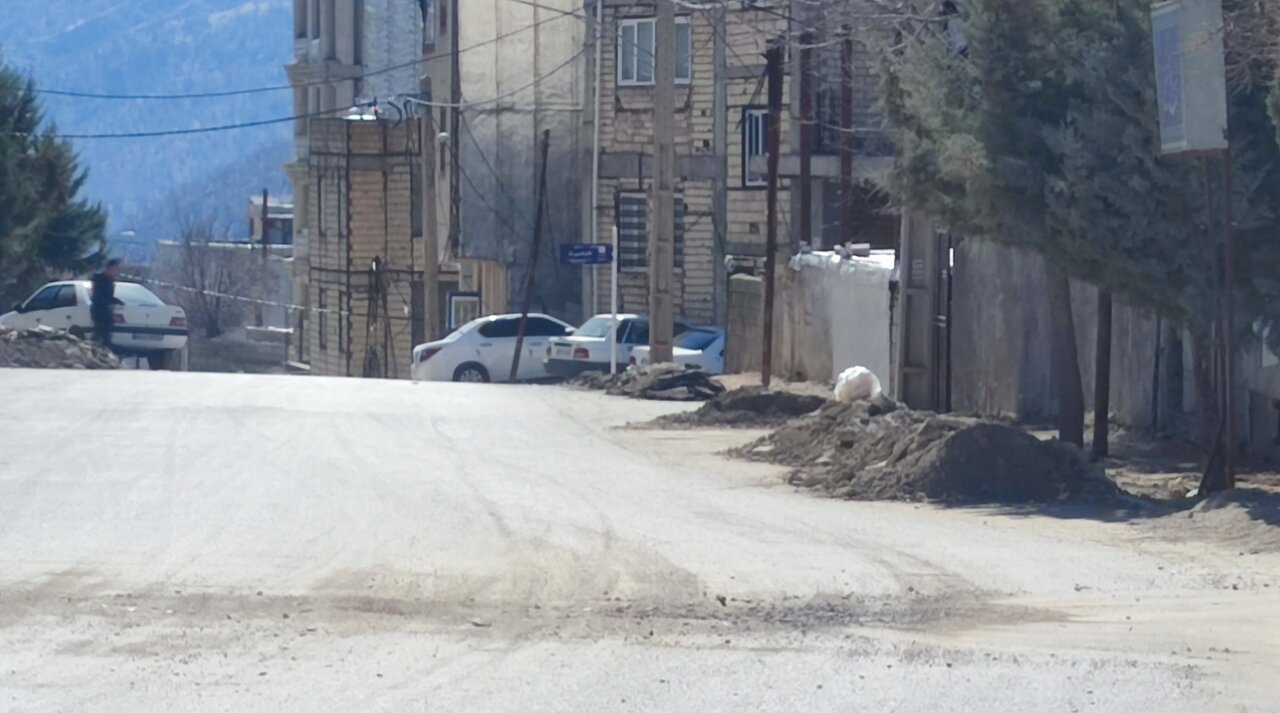 سنگ فرش پیاده روها در یاسوج رها شد/ بروز مشکل برای مردم منطقه