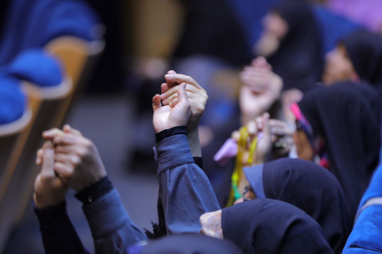 زنان سرزمین ایران اسلامی با اقتدار پای نظام ایستاده اند