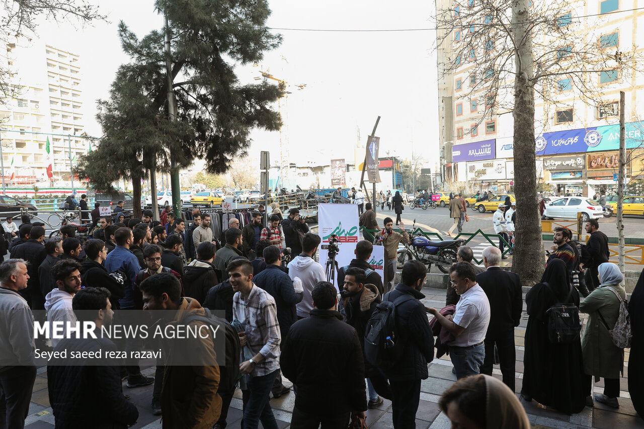 حاشیهنگاری مهر از یک گردهمایی مردمی - انتخاباتی