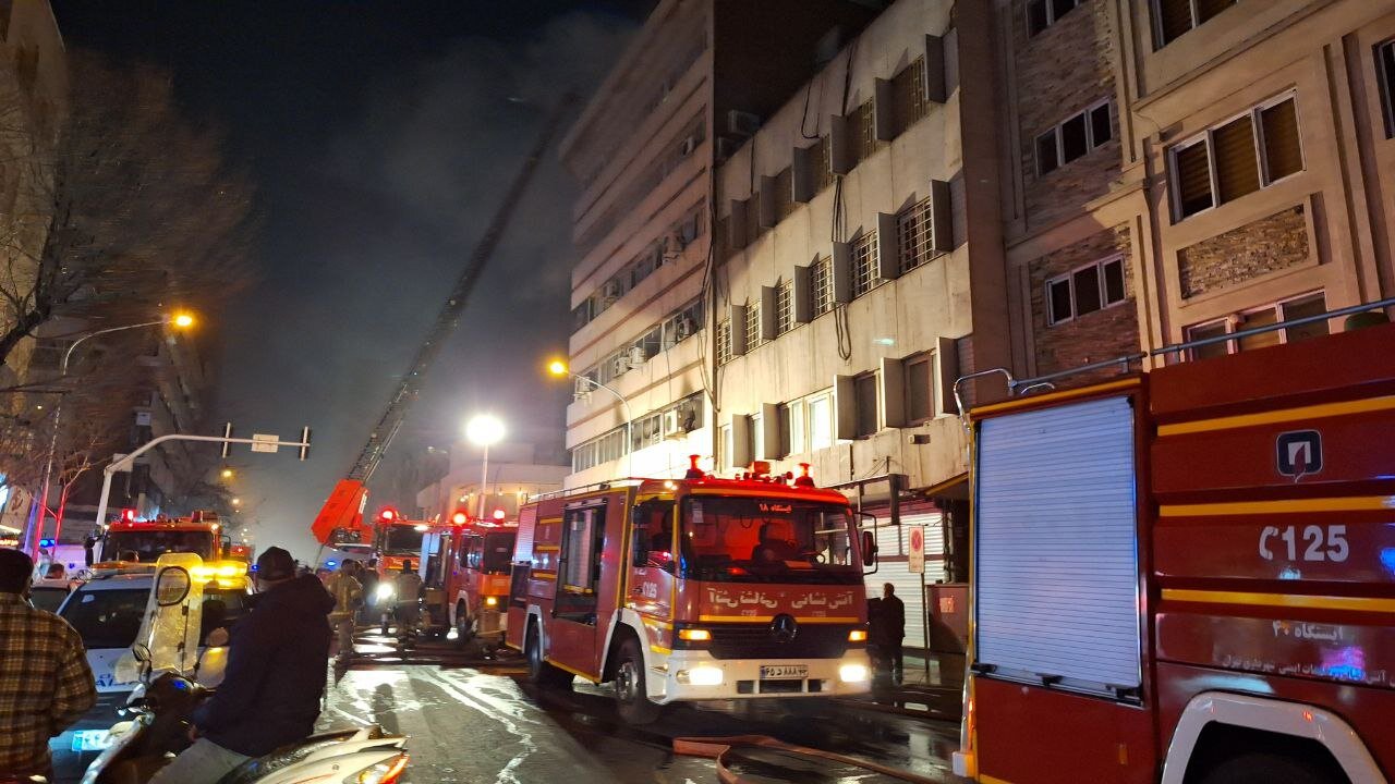 آتش سوزی در انبار کاغذ ساختمان ۱۱۵ ایرانشهر+ فیلم