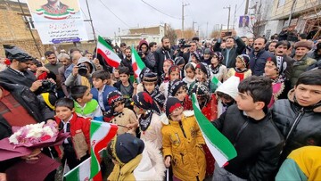 استقبال نوجوانان و کودکان روستای گنجی از مسوولان کردستان