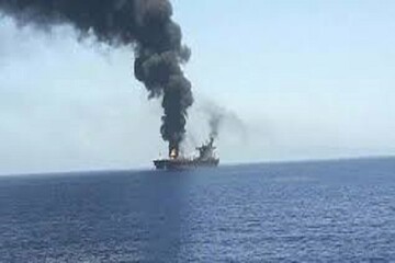 دود غلیظ بر فراز ساحل نهاریا در اراضی اشغالی/ کشتی نیروی دریایی رژیم صهیونیستی آتش گرفت