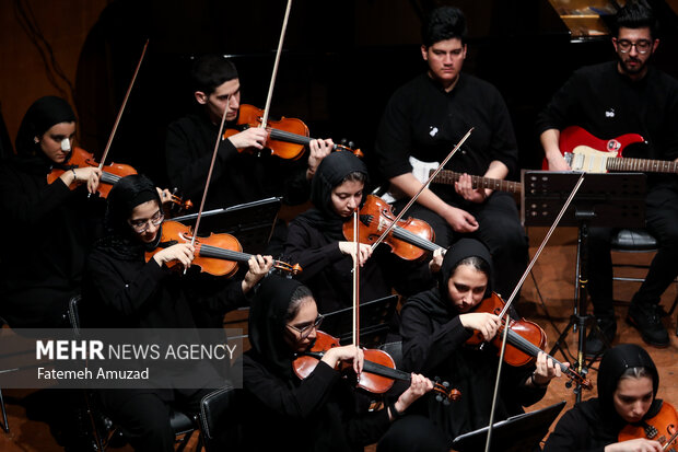 اجرای گروه «خمسه» به سرپرستی امیرحسین محمدخانی در سومین شب سی و نهمین جشنواره موسیقی فجر