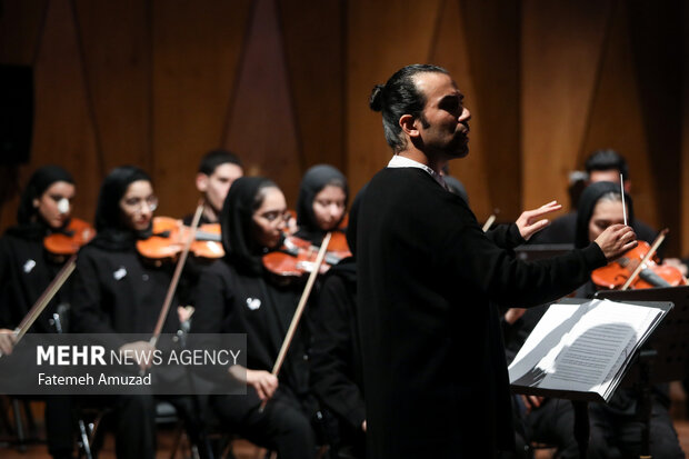 اجرای گروه «خمسه» به سرپرستی امیرحسین محمدخانی در سومین شب سی و نهمین جشنواره موسیقی فجر
