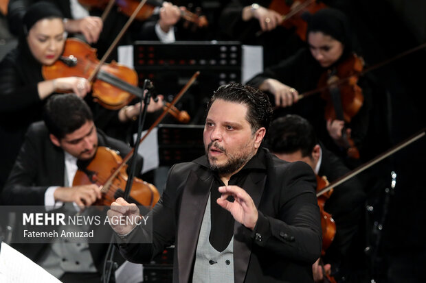 اجرای ارکستر سمفونیک سازمان صدا و سیما در سومین شب سی و نهمین جشنواره موسیقی فجر