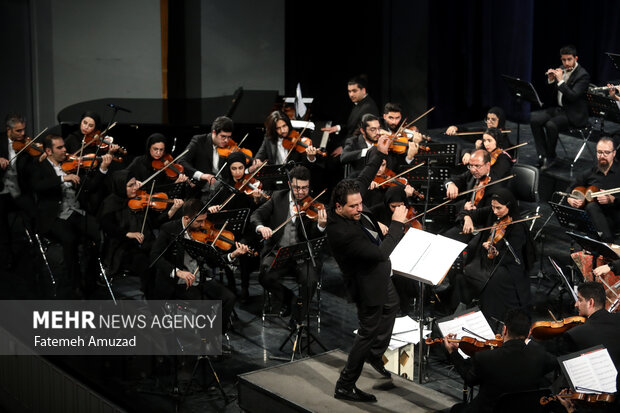 اجرای ارکستر سمفونیک سازمان صدا و سیما در سومین شب سی و نهمین جشنواره موسیقی فجر