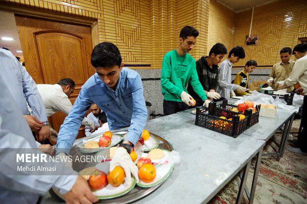خادمین حسینیه اعظم <a href='https://sayeb.ir/tag/%d8%b2%d9%86%d8%ac%d8%a7%d9%86'></div>زنجان</a> در حال آماده سازی پذیرایی جشن