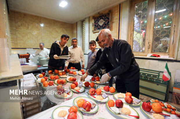 خادمین حسینیه اعظم <a href='https://sayeb.ir/tag/%d8%b2%d9%86%d8%ac%d8%a7%d9%86'></div>زنجان</a> در حال آماده سازی پذیرایی جشن