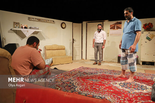 نمایش بی‌هوده، بهترین اثر 42مین جشنواره بین المللی تئاتر فجر