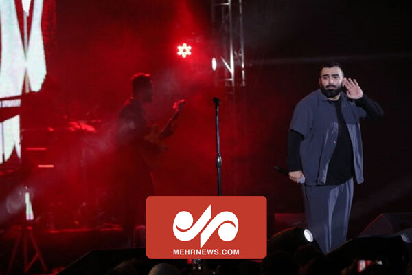 مسعود صادقلو در جشنواره موسیقی فجر به روی صحنه رفت