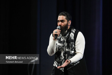واکنش علی زندوکیلی به جنگ و تهدید؛ خواندن از «وطن» روی ریل راه‌آهن!