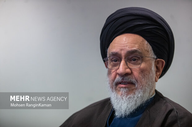 استاد جعفریان از یک سو نگاهش به گذشته و از سوی دیگر حال و آینده را میبیند