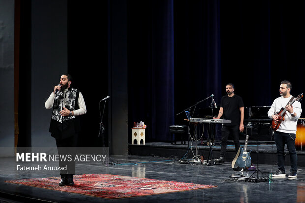 کنسرت علی زندوکیلی در چهارمین شب جشنواره موسیقی فجر