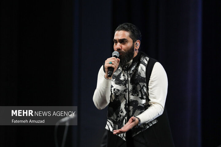 واکنش علی زندوکیلی به جنگ و تهدید؛ خواندن از «وطن» روی ریل راه‌آهن!