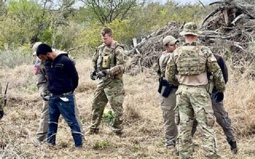 تگزاس در امتداد مرز با مکزیک پایگاه نظامی تاسیس می‌کند